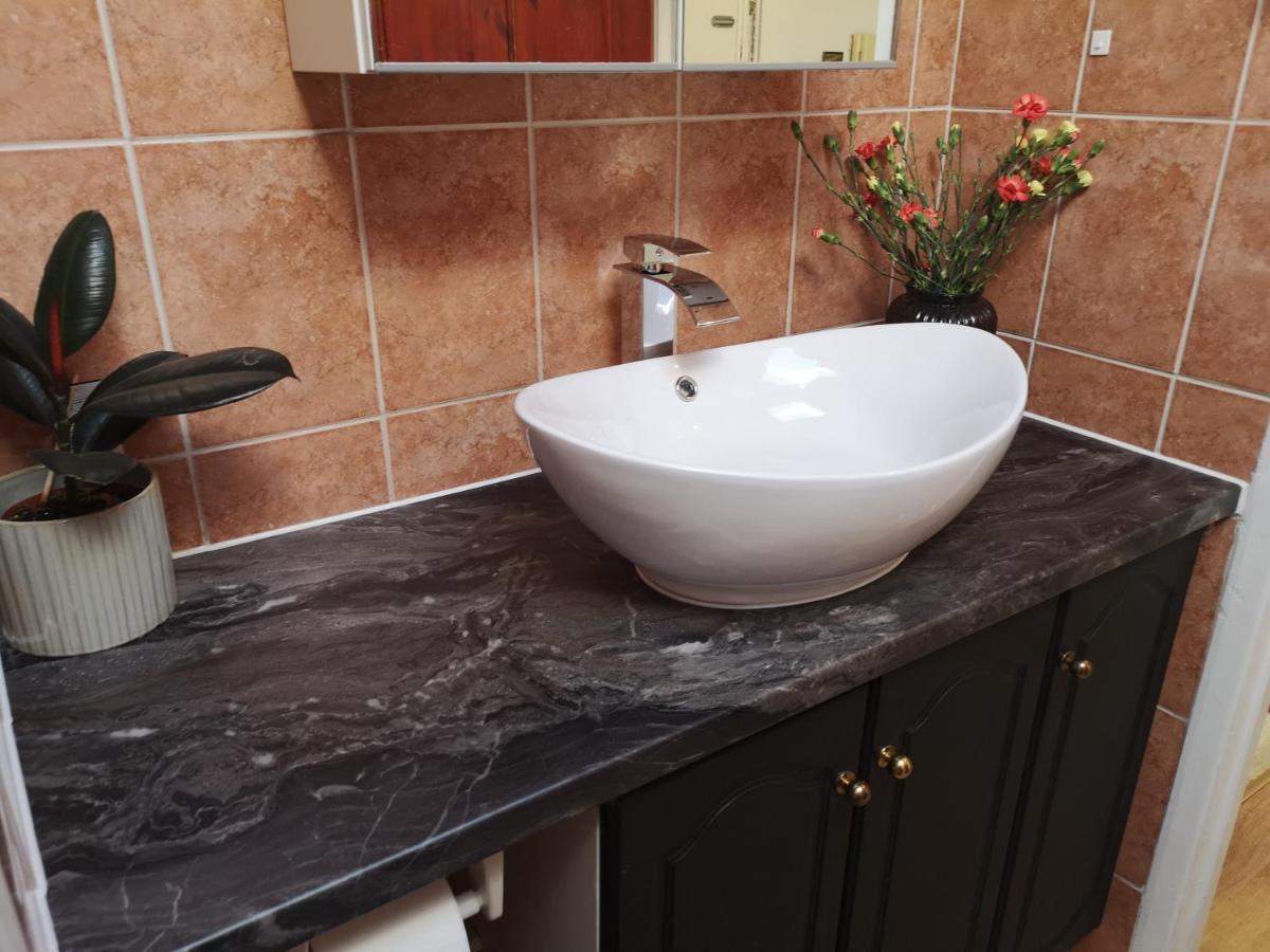 2 Bed Flat, Bounds Green, Piccadilly Line, London N11 Εξωτερικό φωτογραφία